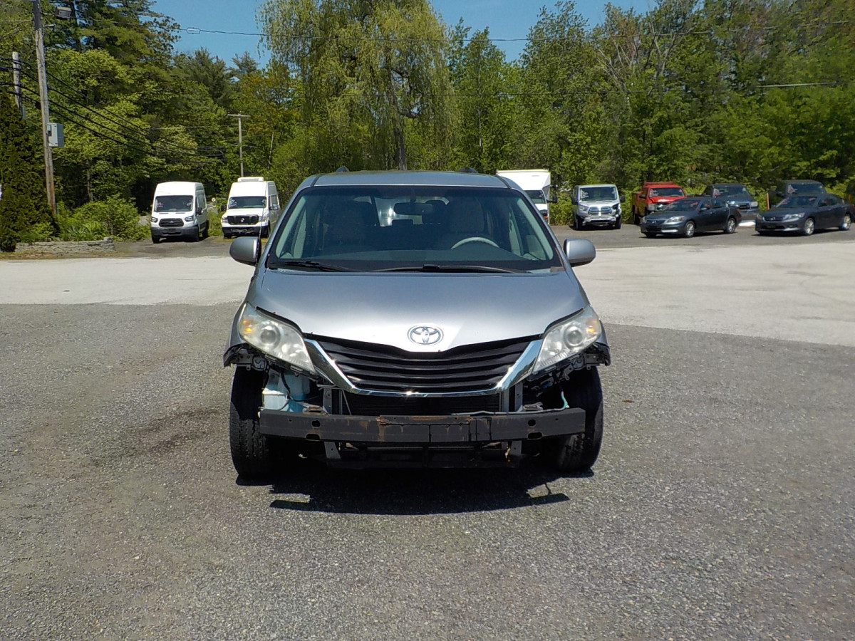 Toyota Sienna Image 4