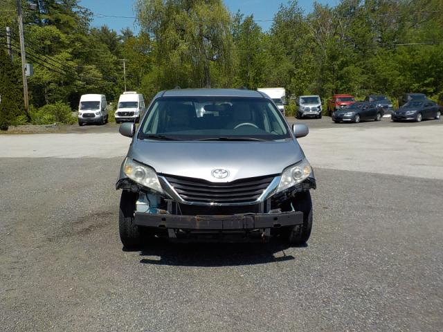 Toyota Sienna Image 4