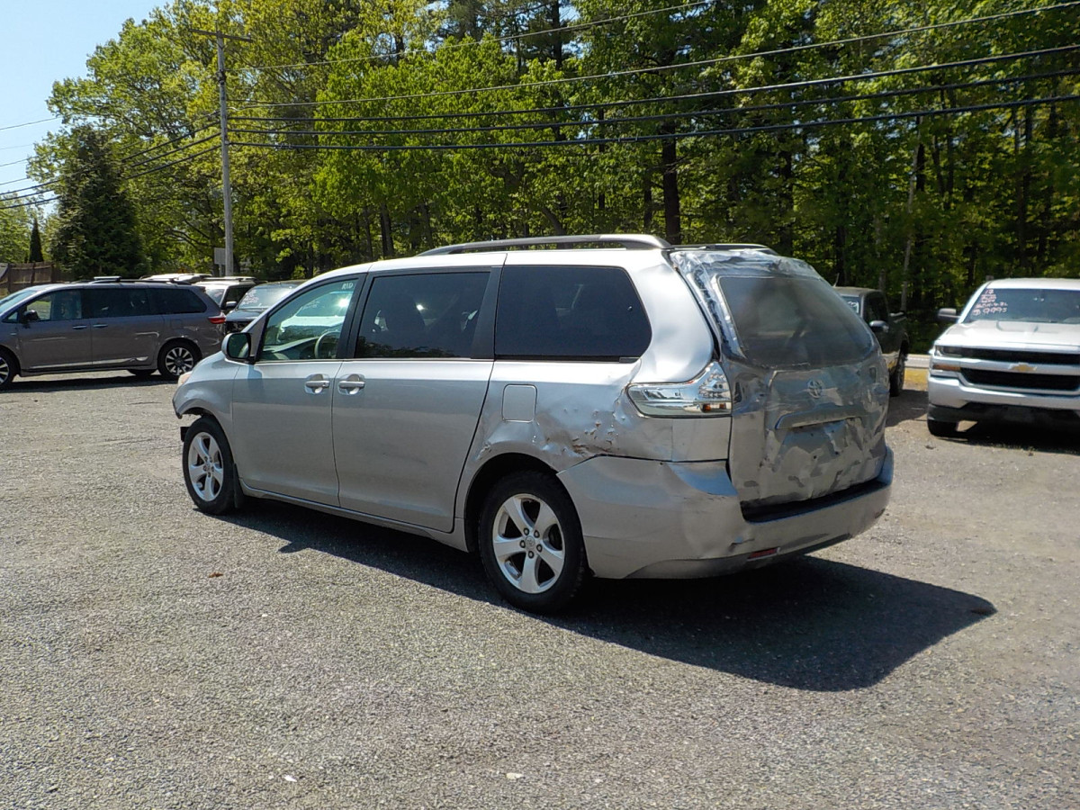 Toyota Sienna Image 7