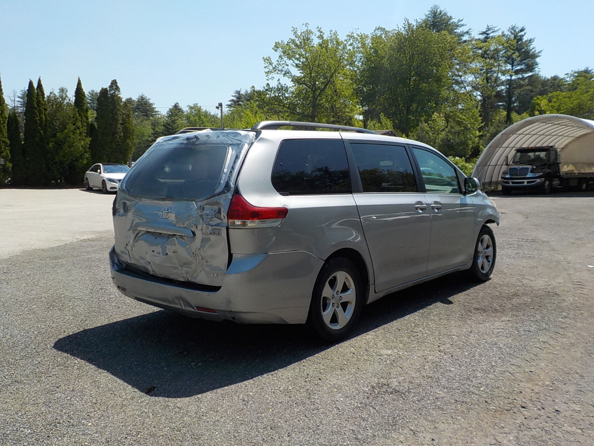 Toyota Sienna Image 8