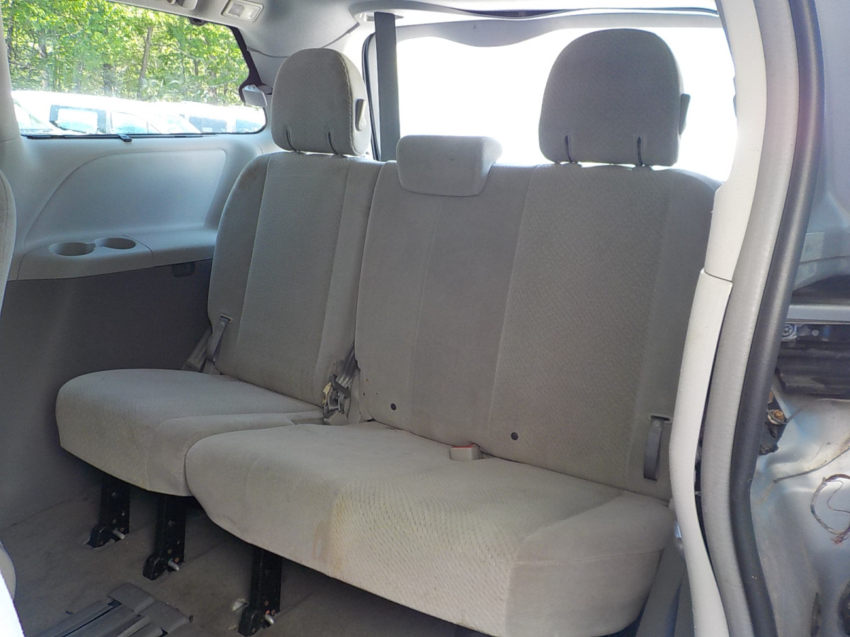 Toyota Sienna Image 13