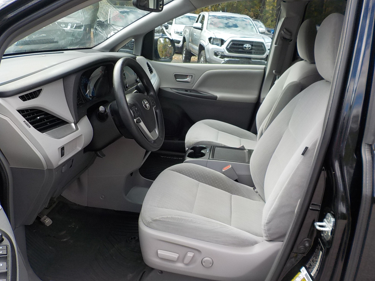 Toyota Sienna Image 4
