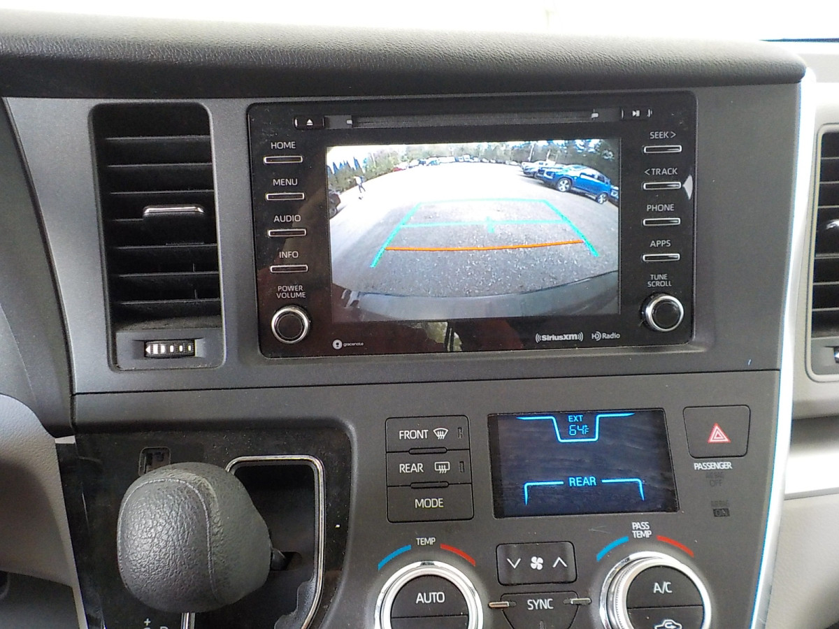 Toyota Sienna Image 9