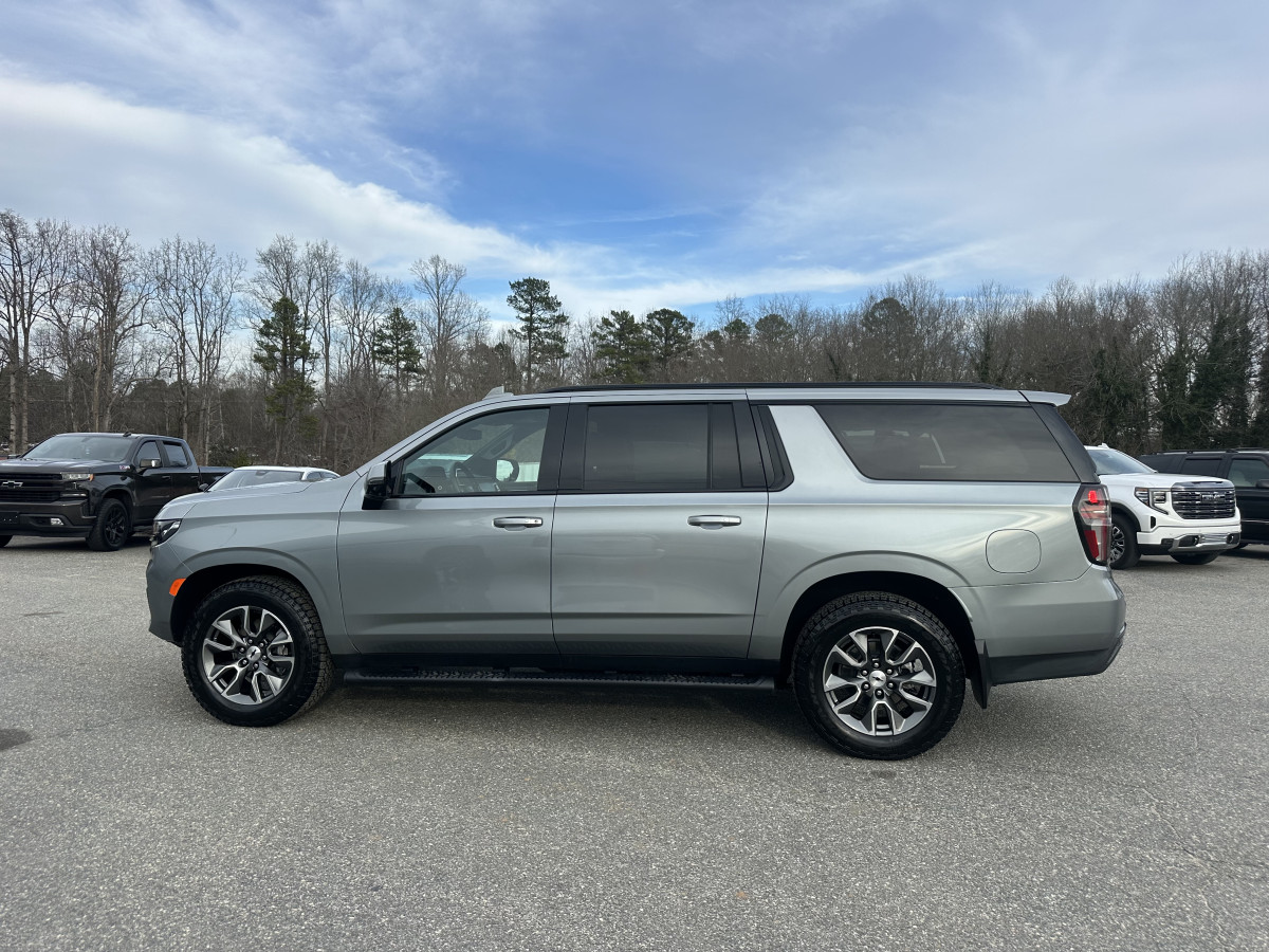 Chevrolet Suburban Image 2