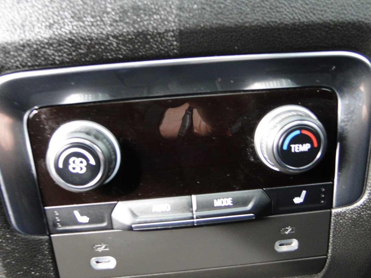 Chevrolet Suburban Image 46