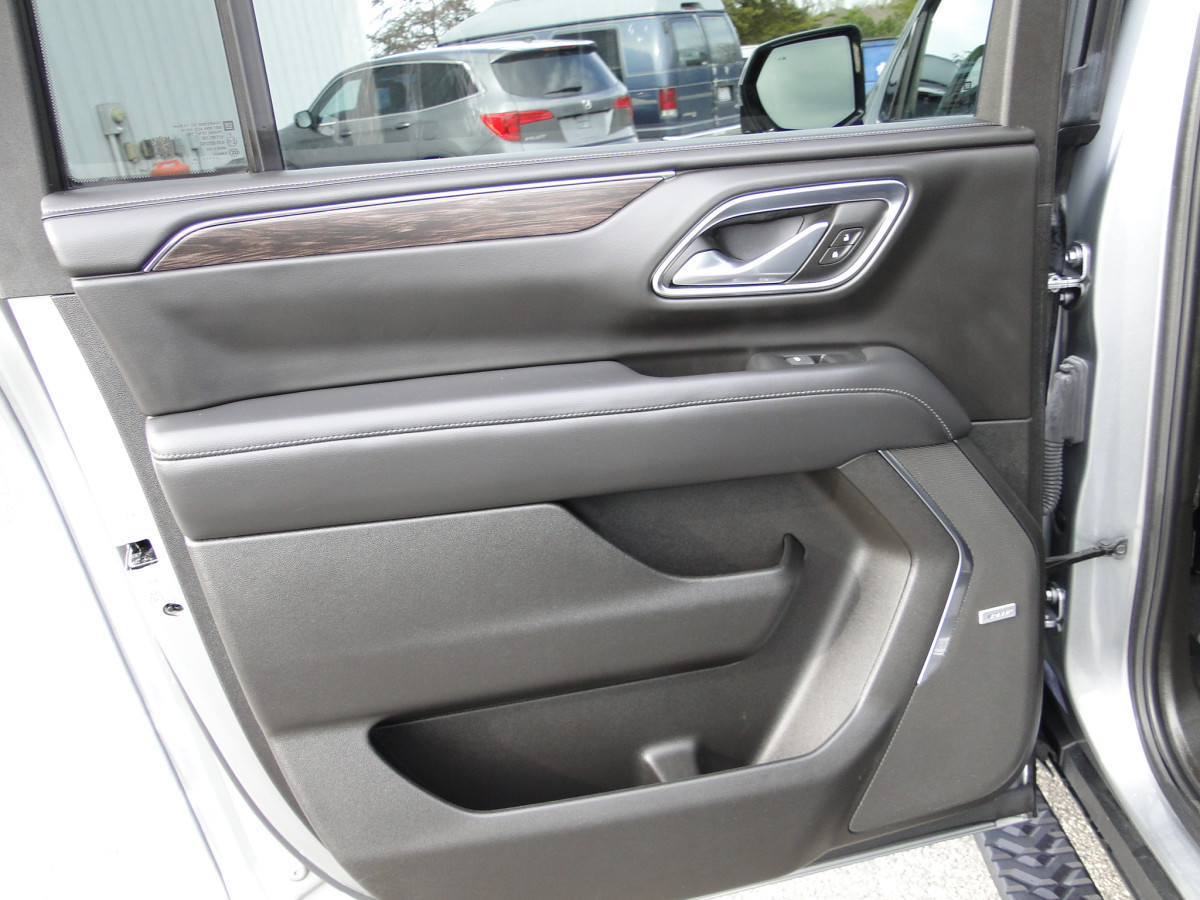 Chevrolet Suburban Image 50